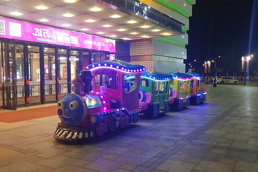 Treno senza cingoli per bambini della serie interattiva genitore-figlio dei cartoni animati