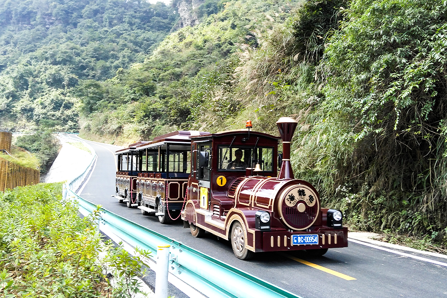 Classico grande treno turistico senza binari con carrozza semichiusa da 20 posti