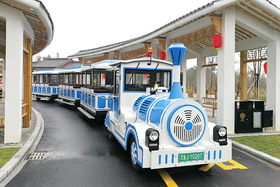 Classico grande treno turistico senza binari con carrozza semichiusa da 20 posti