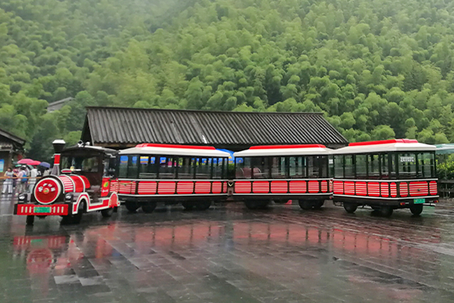 Classico grande treno turistico senza binari a carrozza chiusa da 20 posti