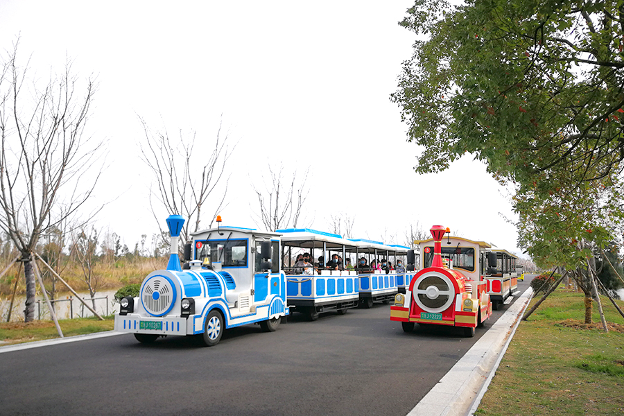 Classico grande treno turistico senza binari con carrozza semichiusa da 20 posti