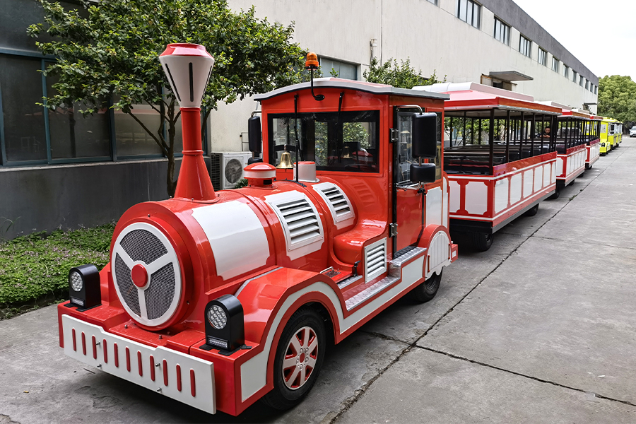 Classico grande treno turistico senza binari con carrozza semichiusa da 24 posti