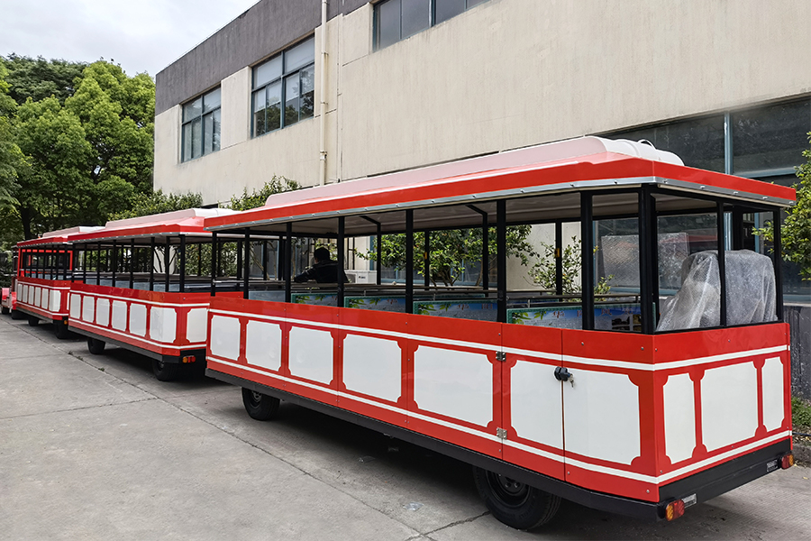 Classico grande treno turistico senza binari con carrozza semichiusa da 24 posti