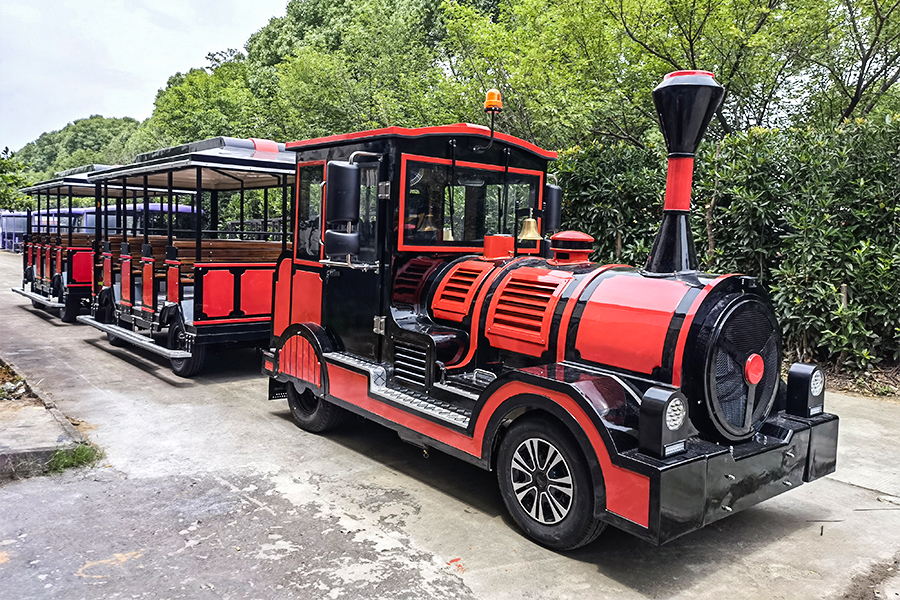 Classico grande treno turistico senza binari a carrozza aperta da 20 posti