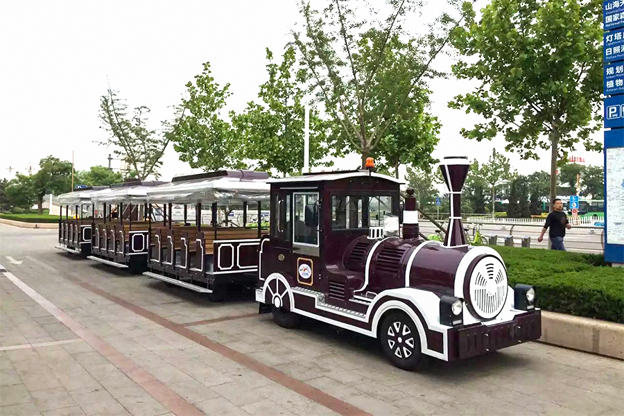 Classico grande treno turistico senza binari a carrozza aperta da 20 posti