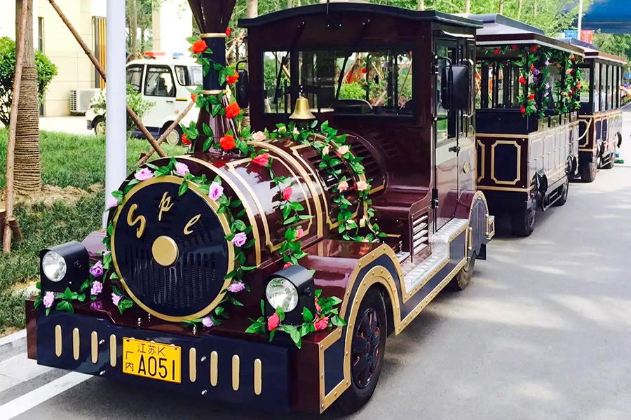 Classico grande treno turistico senza binari a carrozza chiusa da 20 posti