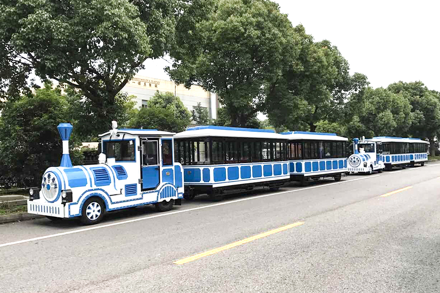 Classico grande treno turistico senza binari a carrozza chiusa da 28 posti