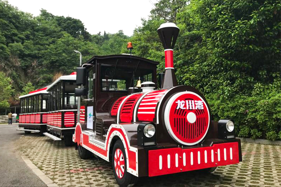 Classico grande treno turistico senza binari a carrozza chiusa da 20 posti