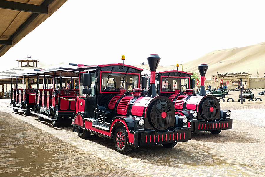 Classico grande treno turistico senza binari a carrozza aperta da 20 posti