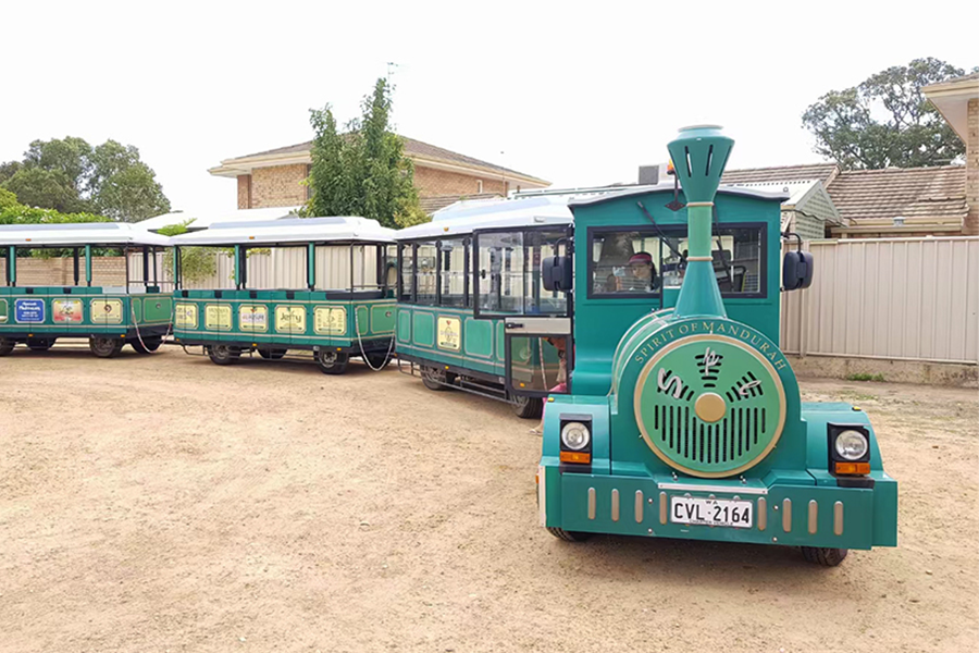 Classico grande treno turistico senza binari con carrozza semichiusa da 20 posti