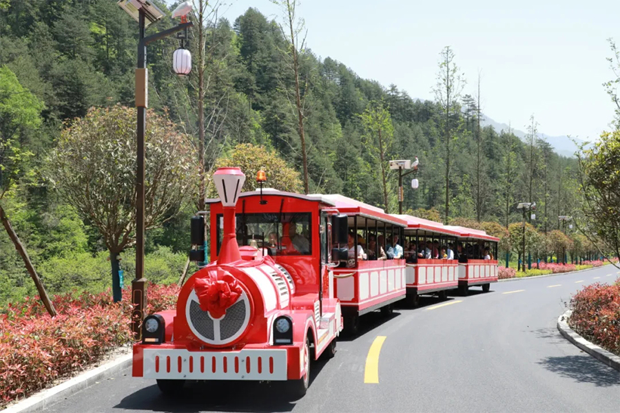 Classico grande treno turistico senza binari con carrozza semichiusa da 24 posti